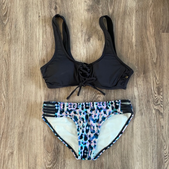 Bikini - Picture 1 of 3